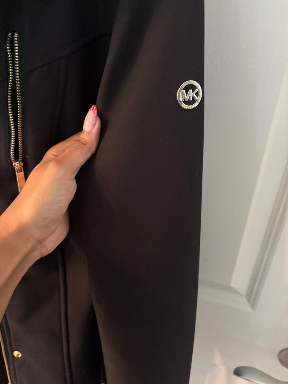 Michael Kors Women’s Black Hooded Winter Coat - Classic Travel Jacket - Picture 4 of 7